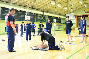 心肺蘇生法を学ぶ 長橋中2年の救命講習会