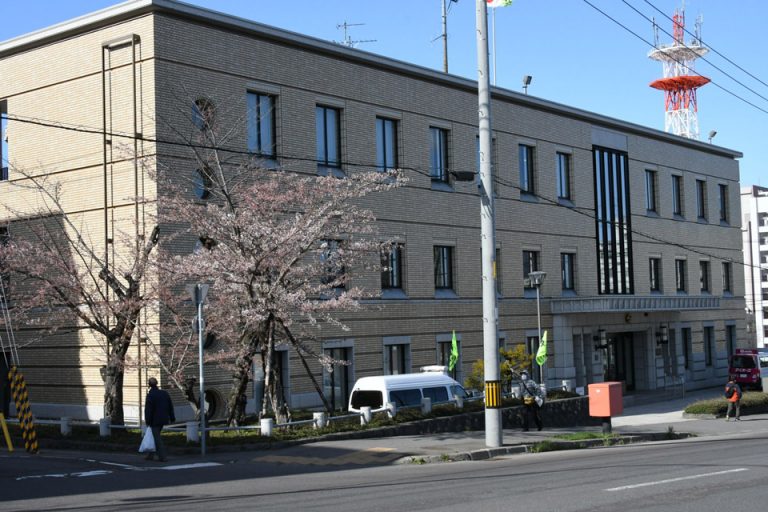 小樽に桜の季節到来! 警察署やシオン教会開花